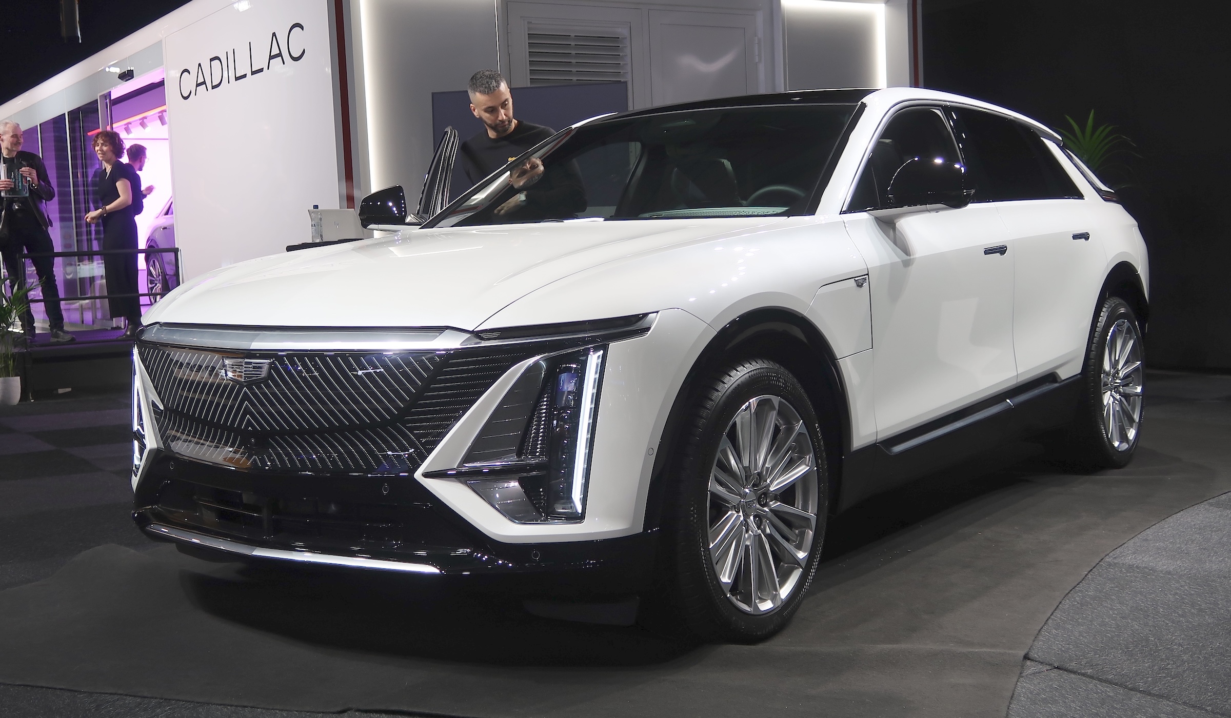 eCarExpo, Solna, Friends, Arena, Stockholm, fyrverkeri, elbilar, premiärer, bilsalong, Sverigepremiärer, Europapremiärer, Cadillac, Lotus, Polestar, Audi, VW, Cupra, Ford, Hyundai, Tesla.